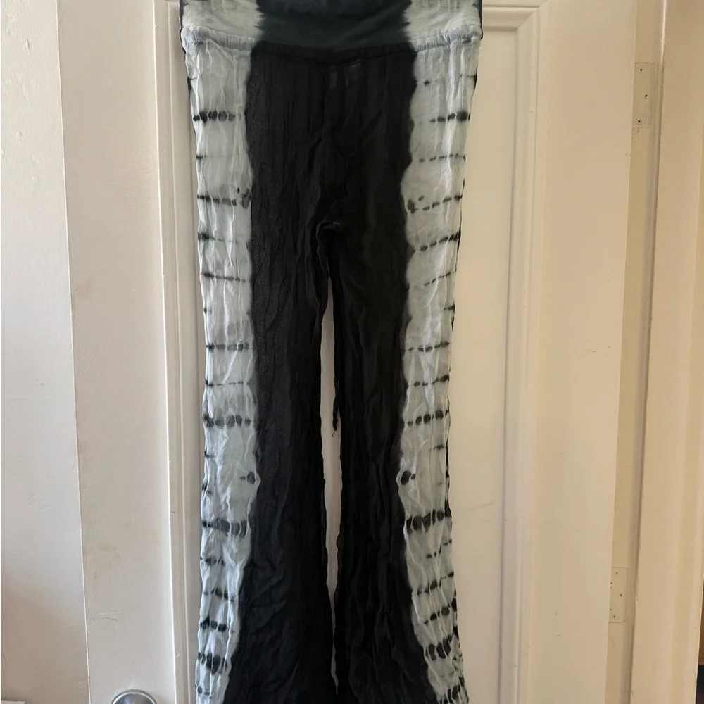 Solitaire Black Top with Textured Label - Picture 2 of 3